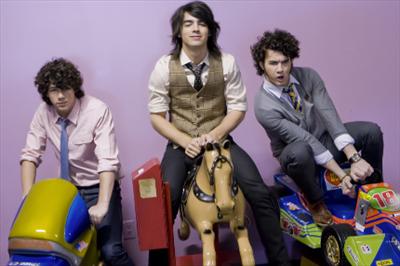 Jonas Brothers playing around