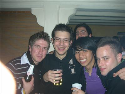 Botellòn en un piso con un montòn de amigos