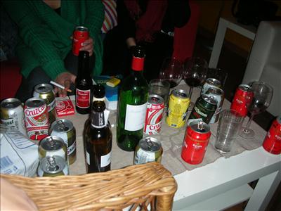 Mesa llena de alcohol