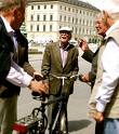 vecchio in citybike e crocs che vi supera (in salita)