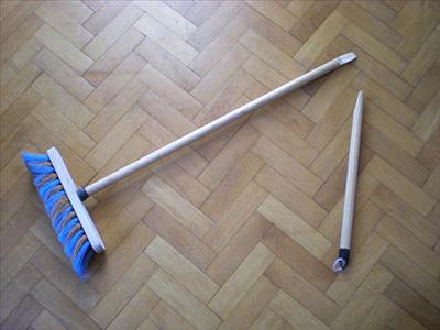 Un balais pété en deux