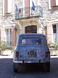 Une voiture décrépie