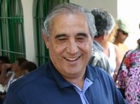 Dimas típico. Simboliza  \"¿me prestas dinero? luego te lo devuelvo.\".
