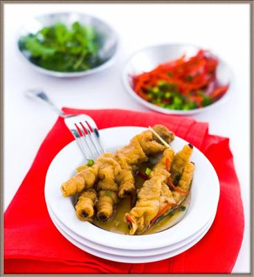 ขาไก่น้ำแดง (Chicken's Feet served with Red Spicy Sauce)