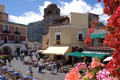 Saluto  dalla  famosa Piazzetta  di Capri