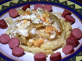2 huevos estrellados y 2 salcichas