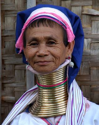 Viejita con cuello largo