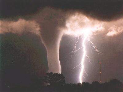 Jehová es tardo para la ira y grande en poder, y no tendrá por inocente al culpable. Jehová marcha en la tempestad y el torbellino, y las nubes son el polvo de sus pies.   Nahum 1:3