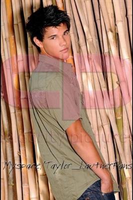 TAYLOR LAUTNER