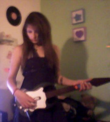 Florencia dandole a la guitarra