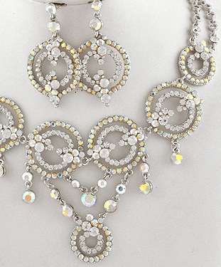 Vicotoria Necklace Set