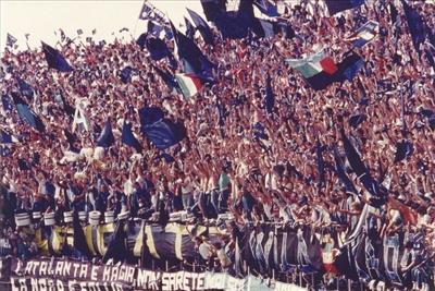 vecchio stampo. Ami lo stadio cosi' come dev'essere vissuto... sciarpa.. voce ..e pugni.  