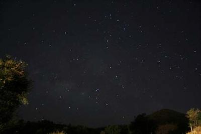 Un Cielo Stellato - E’ notte. Alzi gli occhi al cielo e vedi le stelle. Riuscire a vedere un cielo stellato sopra la città è un diritto e non un privilegio. La speranza è di tornare a riveder le stelle dal nostro terrazzo