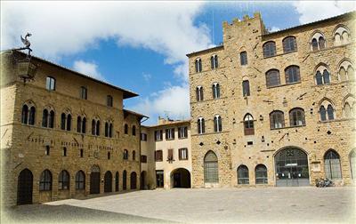 VOLTERRA - Piazza dei Priori