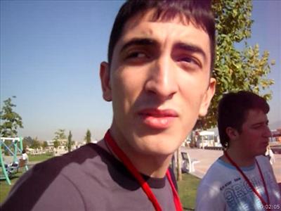 Yaramaz(Emrah  Yüksel)    ***General bozması deli.Set kalabalık gözüksün diye ekipe dahil edilmiş,ekipte ki saf kızlarımızı kandırarak vazifesini onlara yaptırmıştır.***