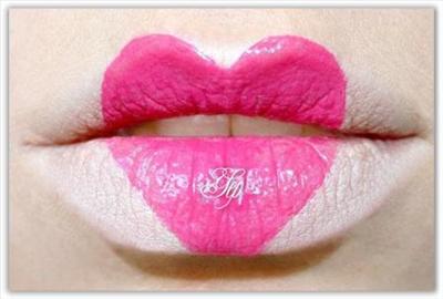 bibir pink aku yg sexy,,lebih sexy dr bibir km kann...?!?ehehehe