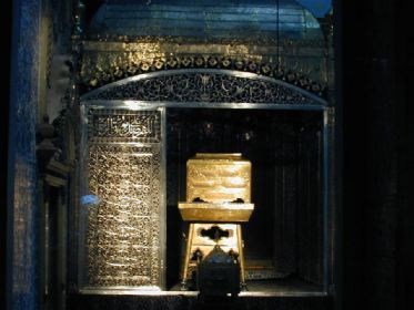 Hırka-i şerif insaklandığı altın sandık