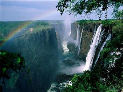 As Cataratas do Niagára com um Arco-Iris