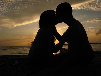 beach kiss
