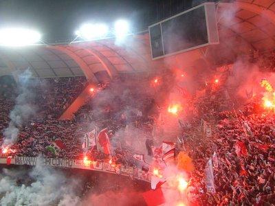 la curva piena di fumogeni