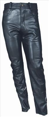 pantalón de cuero para ir de concierto