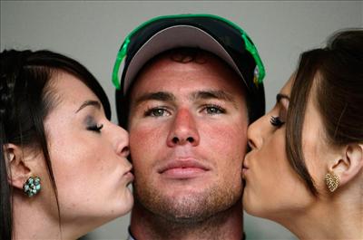 Double Cheek Kiss