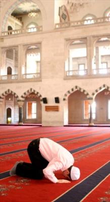  Allah'ım!  Bize bizimle günahlarımız arasında bir engel meydana getiren bir korku, cennete ulaştıracak bir itaat, dünya musibetlerini kolaylaştıracak bir inanç ver. ...