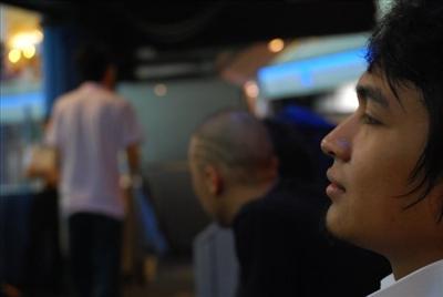 senyuman penuh makna gaya terap