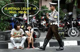 Numpang Lewat Ya Mas , Mbak . . .