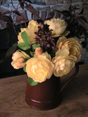 Pichet de roses anglaises