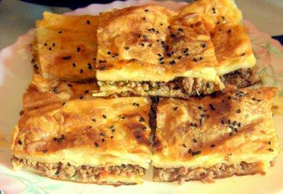 Kıymalı Börek Tarifi  Malzemeler  5 Adet Yufka 500 Gr.Kıyma 2 Adet Soğan 2 Adet Domates 1 Çay Bardağı Süt 5 Yemek Kaşığı Yoğurt 5 Yemek Kaşığı Sıvıyağ Karabiber Pulbiber Tuz Böreğin Tarifi  Soğanları yemeklik doğrayıp sıvıyağda öldürün.Daha sonra kıymayı ekleyip suyunu çekene kadar pişirin. Baharat ve tuzunu ayarlayıp rendelediğiniz domatesi ilave edin.Bir iki taşım daha pişirip tencereyi ocaktan alın.Böreğin üzerine sürmek için yoğurt,süt,sıvıyağ ve yumurtayı çırpın.Fırın tepsinizi yağlayıp yuf
