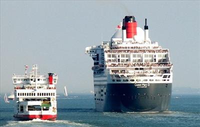 Red Funnel Vs QueenMary2