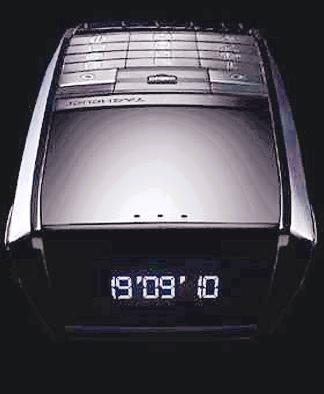 TAG HEUER MERIDIIST  5 bin 400 dolardan başlayıp 6 bin 200 dolara kadar çıkan fiyatylar ile satışa sunulan bu telefon ünlü saatçi Tag Heuer Meridiist markasını taşıyor. 430 farklı parçanın kullanıldığı bu telefon’un arkasında timsah derisi kullanılmış.