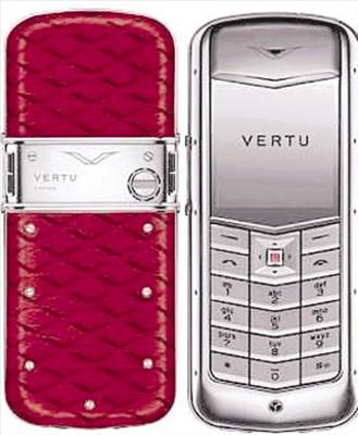 VERTU CONSTELLATION MONOGRAM  7 bin dolarlık fiyattan alıcı bulan Vertu, dünyanın en tanınmış lüks cep telefonu markaları arasında yer alıyor. İngiltere merkezli Vertu kuruluşunun 10’uncu yılı için çıkardığı özel koleksiyon ile öne çıkmıştı.
