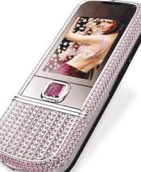 Avusturyalı tasarımcı Peter Aloisson’ın tasarladığı Nokia 8800 Arte, 134 bin dolara satılıyor. 21 karat pembe ve beyaz pırlanta ile çevrili olan telefondaki bu tasarım uygulaması Motorola, Sony Ericsson ve iPhone’a da uyarlanabiliyor.