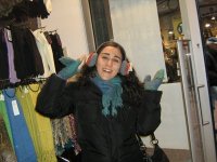 martina con le cuffie da 9