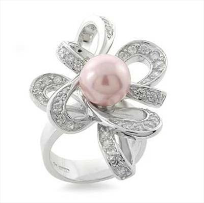 White gold ring with pearl
