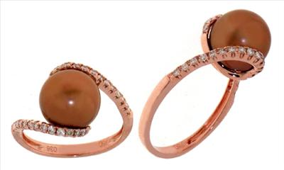 Pearl ring with diamonds