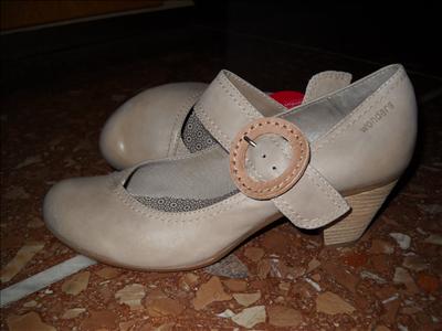 UN PAIO DI SCARPE DA DONNA