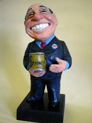 una statuetta di berlusconi