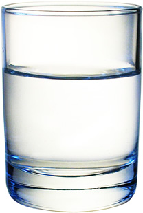 Un bicchiere d'acqua