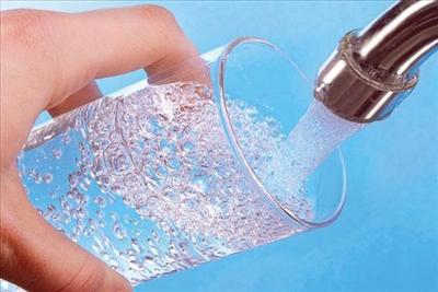 Un bicchiere d'acqua del rubinetto