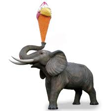 Culmea cadourilor:un elefant si-o inghetata!
