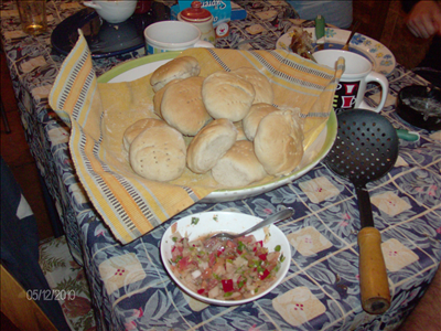pebre con pan amasado