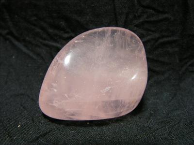 Pembe kuvars taşı= Enerjisini sevgiden alır ve sevgi enerjisi verir.Çok pozitif bir taştır.Kin,öfke,nefret gibi duyguları ortadan kaldırır.