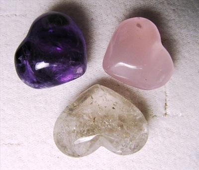 Pembe kuvers,kristal kuvars ve ametistten kalpler=Üç güçlü taşın bir araya gelmesiyle ideal üçlü oluşur ve güçlü koruyucu etkisi vardır. Denge, enerji,sevgi,koruma.....