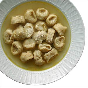 i tortellini al formaggio nel brodo di gravy vegetale