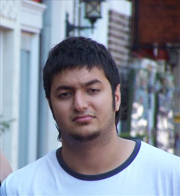 Sadece Çene Bölgesinden Sakal Bıraksın diğer taraflar Hafif Kirli Sakal