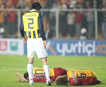ASLANLAR YERDE YAZIK 