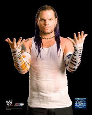 ÜZERLERİNE HER YERDEN ATLAYAN JEFF HARDY 